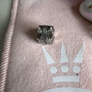 Pandora present charm